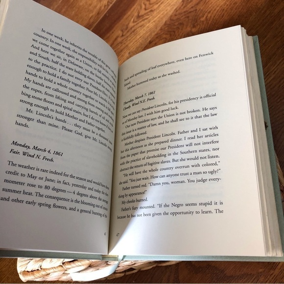 Dear America: A Light in the Storm: The Civil War Diary of Amelia Martin, - Picture 4 of 5